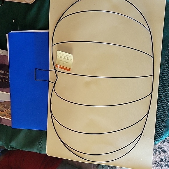 3D Wire Pumpkin Wreath Frame NWT Rounded Front HALLOWEEN CRAFT - Picture 2 of 3